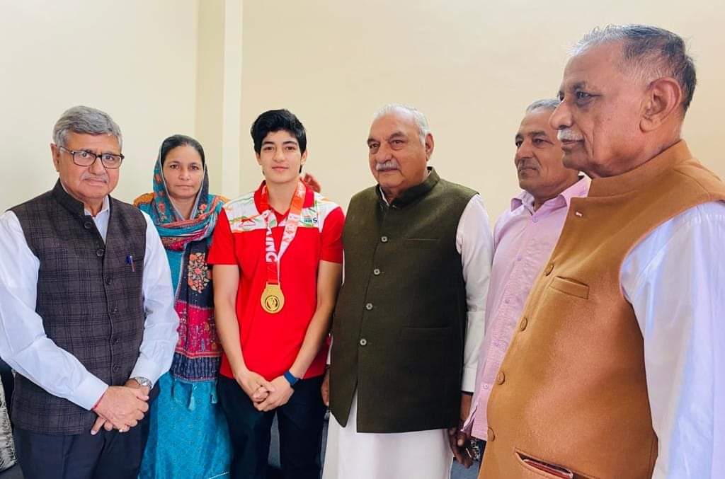 BBBatra's tweet photo. आज रोहतक में एशियन बॉक्सिंग चैंपियनशिप में स्वर्ण पदक जीत कर देश-प्रदेश का नाम रोशन करने वाली बेटी परवीन को सम्मानित किया और शानदार जीत की बधाई दी !! https://t.co/pyRcsqYNHh