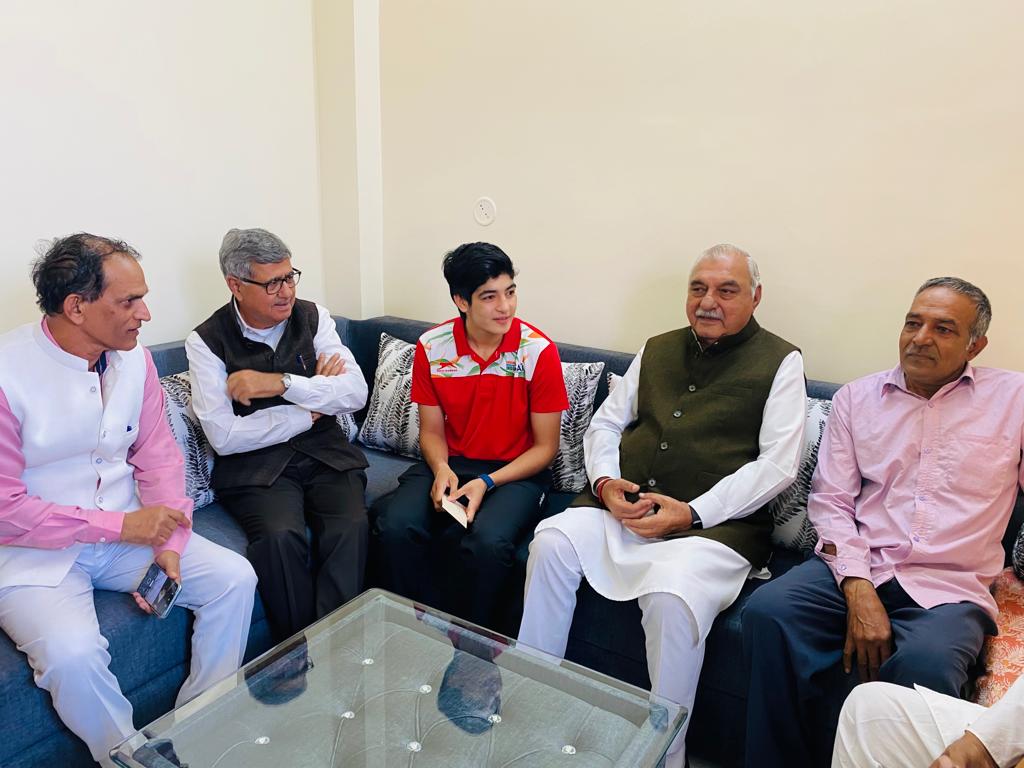 BBBatra's tweet photo. आज रोहतक में एशियन बॉक्सिंग चैंपियनशिप में स्वर्ण पदक जीत कर देश-प्रदेश का नाम रोशन करने वाली बेटी परवीन को सम्मानित किया और शानदार जीत की बधाई दी !! https://t.co/pyRcsqYNHh