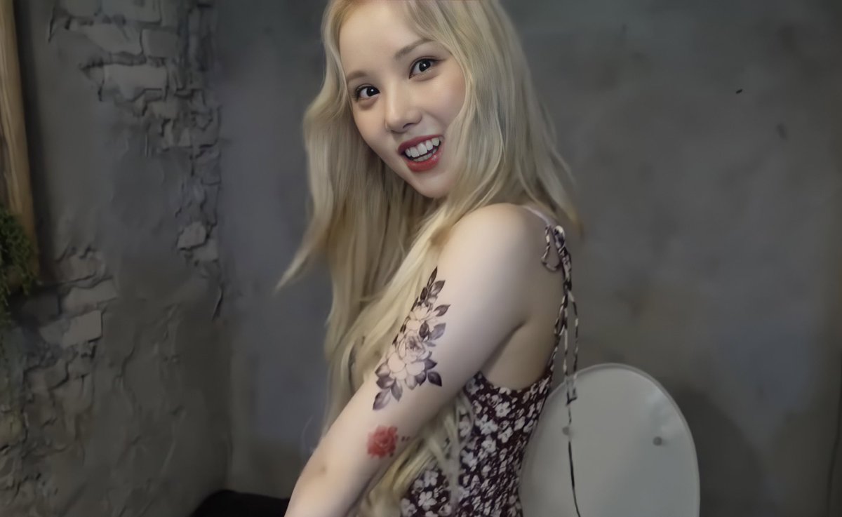 precious_eunha's tweet photo. eunha love tattoo but she's a good girl and listened to mama jung to not have it 🤣💗 https://t.co/bhgoBciXh6