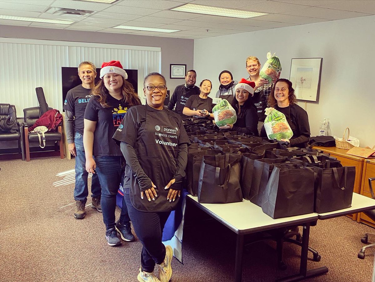 FACES_Midwest's tweet photo. Thank you to all our partners, @northwestcompassinc & AT&T IL Pioneers, and all our @faces_midwest volunteers who helped pack and distribute 75 thanksgiving food boxes to families in need. Happy Thanksgiving!! 🧡 #attimpact #lifeatatt #faceseg #facesmidwest #attpioneersil https://t.co/vALS19TA0q