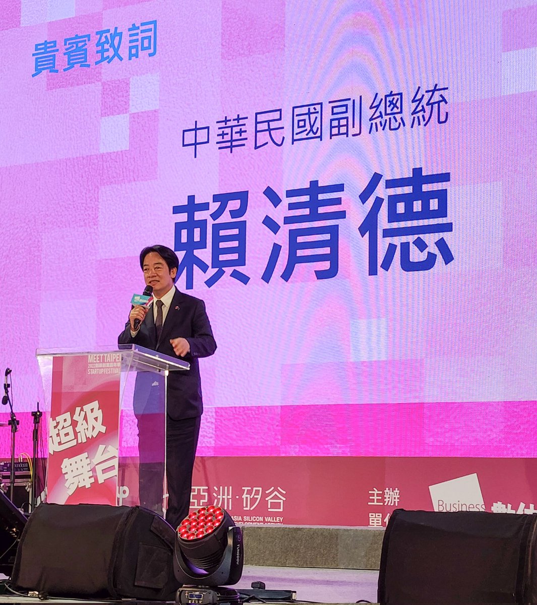 lucylin007's tweet photo. So excited to be in #Taiwan &amp; seeing the startup ecosystem at #MeetTaipei! 🤖

The Vice President headlined - so refreshing to see support from the highest rung of govt!

Loved hearing @TimDraper's belief to invest in more #Taiwanese #startups, 8 &amp; counting! 

The place to be! 🐝 https://t.co/16QO8o7xkM