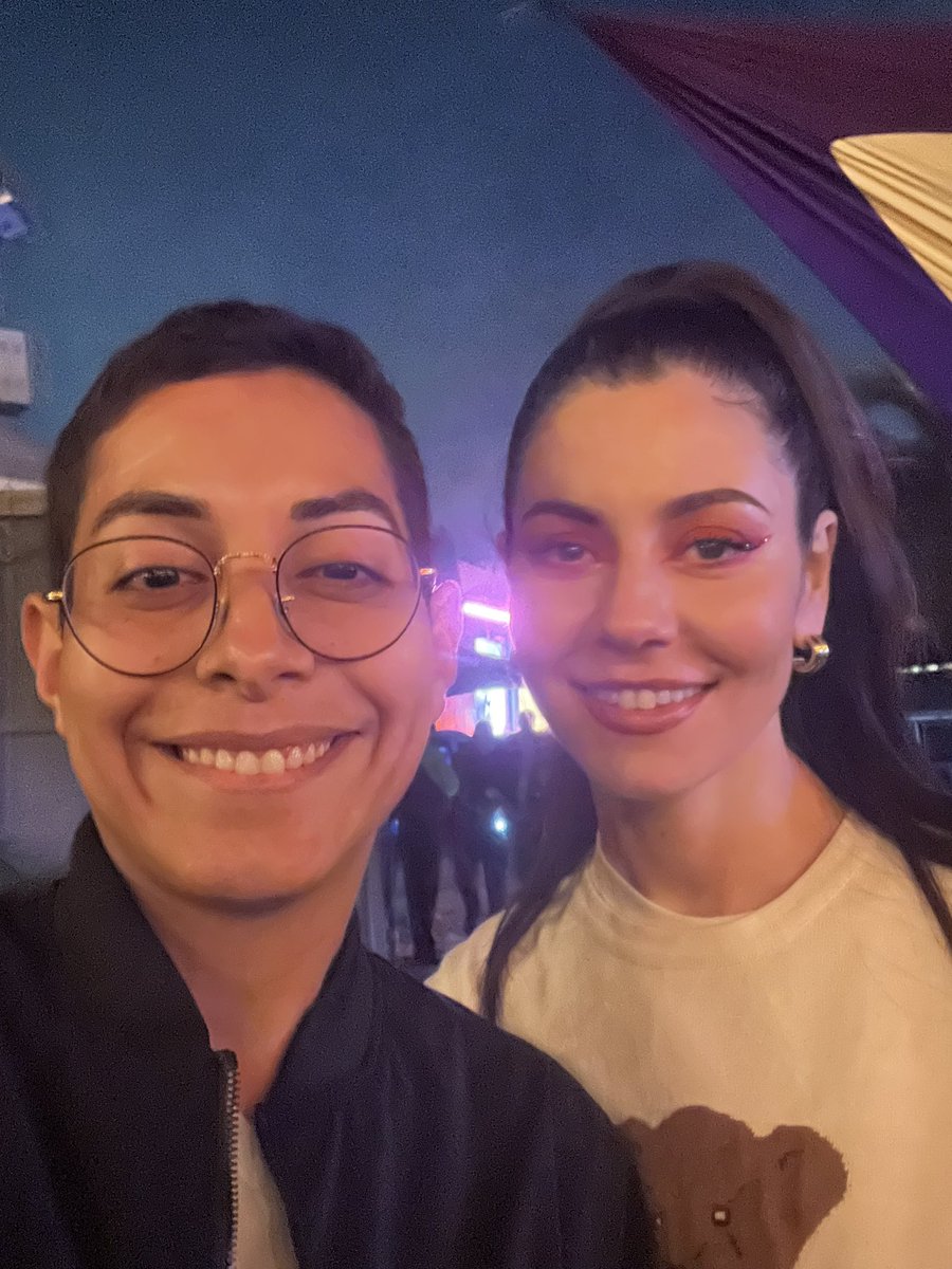Skan19919's tweet photo. @MarinaDiamandis You were perfect!!! Loved seeing you at the show and incredibly excited to have met you this weekend 🖤 #Queen https://t.co/HqPBD6fKkQ