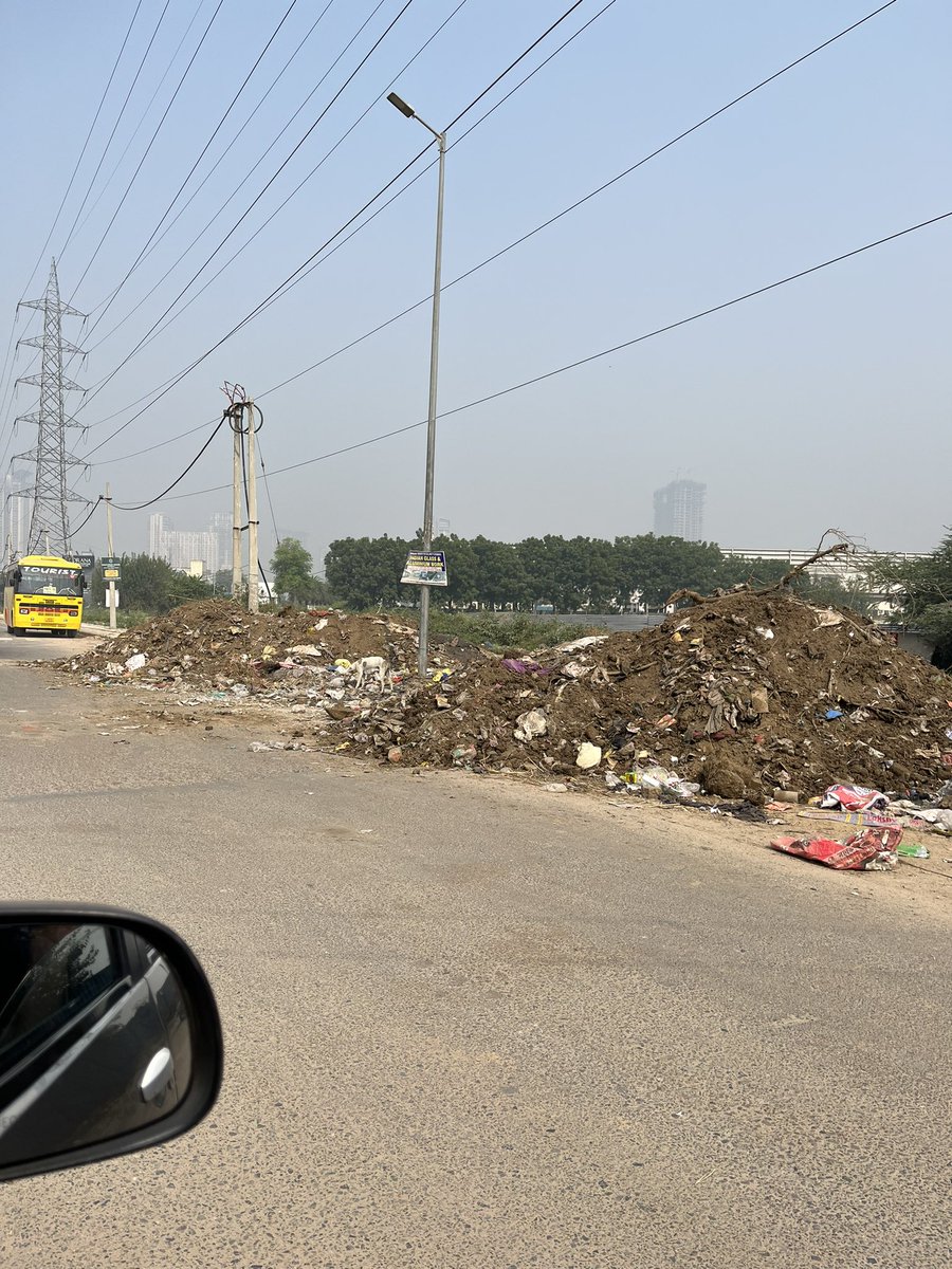 kawalksonii's tweet photo. The Garbage Road. Road from #M3M Urbana going to #ireo corridors sector 67A Gurugram is in complete mess. @M3MIndiaPvtLtd this right in front of your super expensive M3M Urbana. @MunCorpGurugram please take action. Crores get you dump. https://t.co/QLey1UVzMA