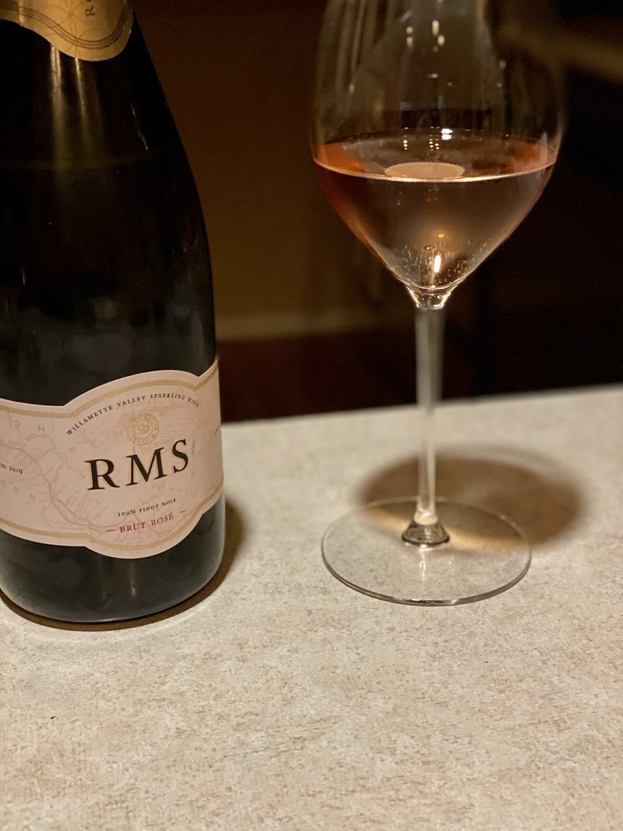 Happy #MousseuxMonday friends! 🍾🥂🍾 Wishing you a sparkling holiday week ahead!! <a href="/ROCOWinery/">ROCO Winery</a> <a href="/wvwines/">WillametteValleyWine</a> #mondaythoughts
