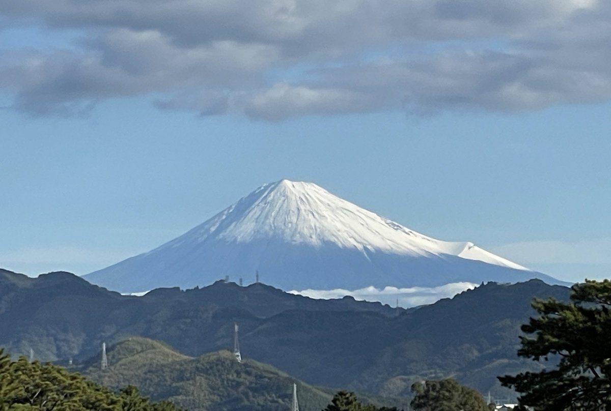 父の手術で静岡市立病院から。 富士山が素晴らしい眺めです。 もともとは駿府城の堀の一部。 徳川家康の演出が生きてます。 富士山と並び立つ駿府城天守閣！ 訪れたオランダ人が、びっくり！ そーんな記録が残っているそう。 歴史は、アイデアの宝庫ですね。 ＃富士山