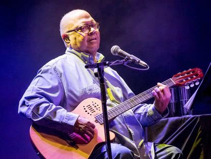 A Pablo Milanés ( Cuantos inolvidables momentos en tu nombre)

Nunca muere el cantor
nace en cada pajarillo.

R.S.
