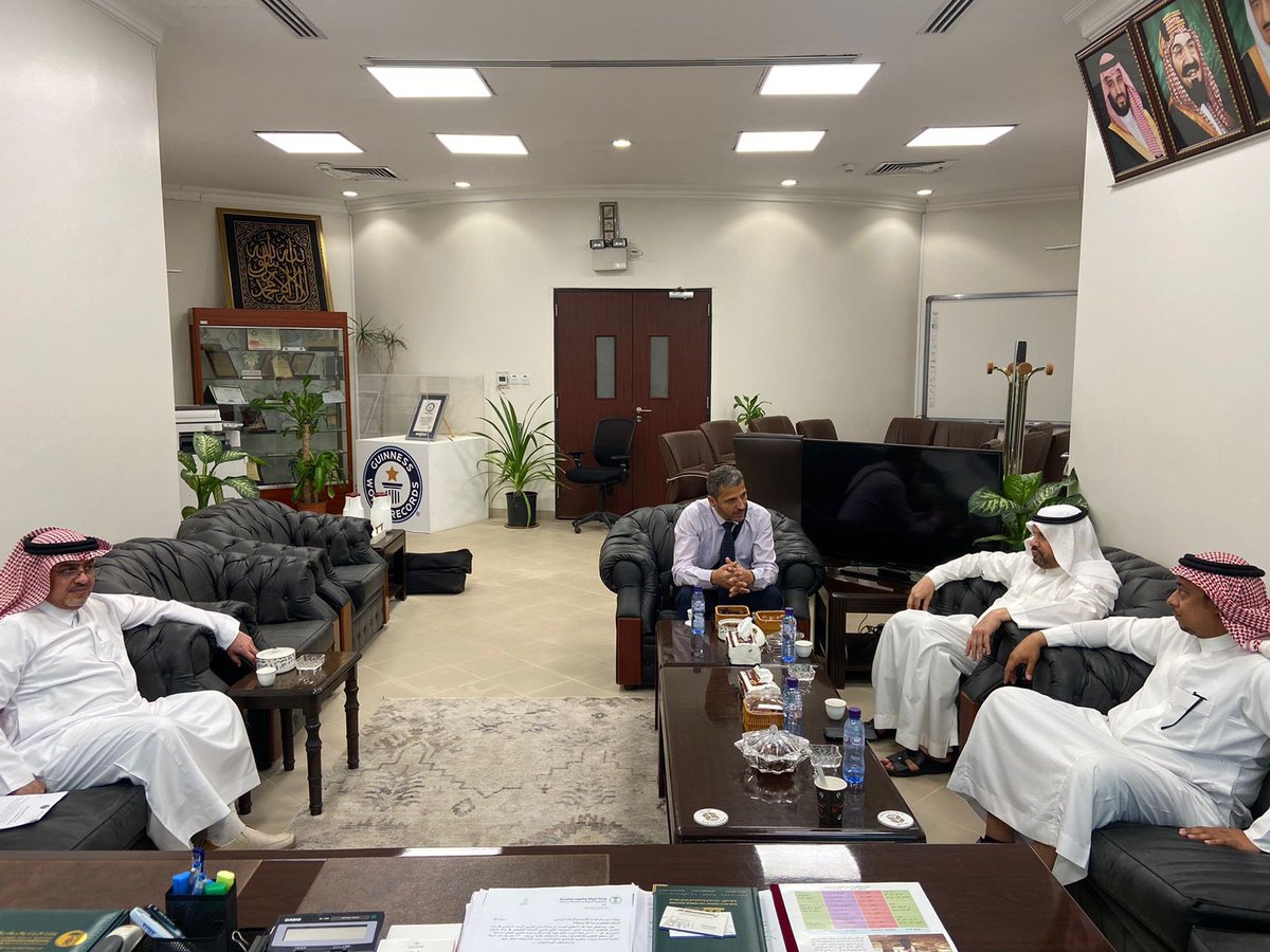 DatePalmcenter's tweet photo. استقبل مركز النخيل والتمور بالأحساء ممثل شركة Greenorky التركية المتخصصة في مكننة خدمات النخلة ، وتم عرض جهاز تلقيح النخيل اليدوي وسوف يقوم المركز بتجربته في موسم التلقيح المقبل ، ثم سنوافيكم بالمستجدات https://t.co/sc4wONtAPu