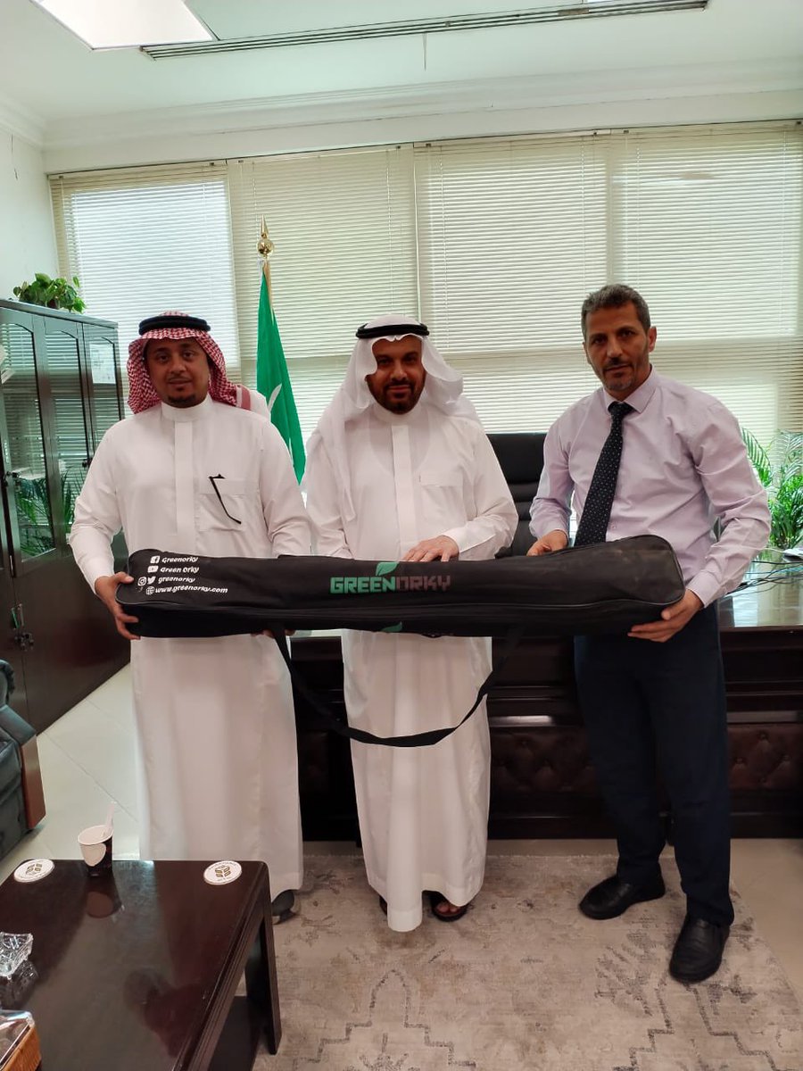 DatePalmcenter's tweet photo. استقبل مركز النخيل والتمور بالأحساء ممثل شركة Greenorky التركية المتخصصة في مكننة خدمات النخلة ، وتم عرض جهاز تلقيح النخيل اليدوي وسوف يقوم المركز بتجربته في موسم التلقيح المقبل ، ثم سنوافيكم بالمستجدات https://t.co/sc4wONtAPu