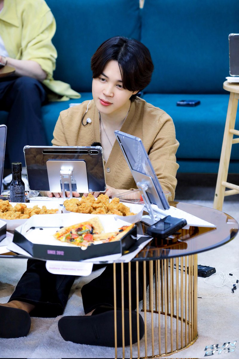lvsjkookie's tweet photo. #JIMIN #V #RunBTSTvOnAir @BTS_twt (3) https://t.co/lUykkbCI3s