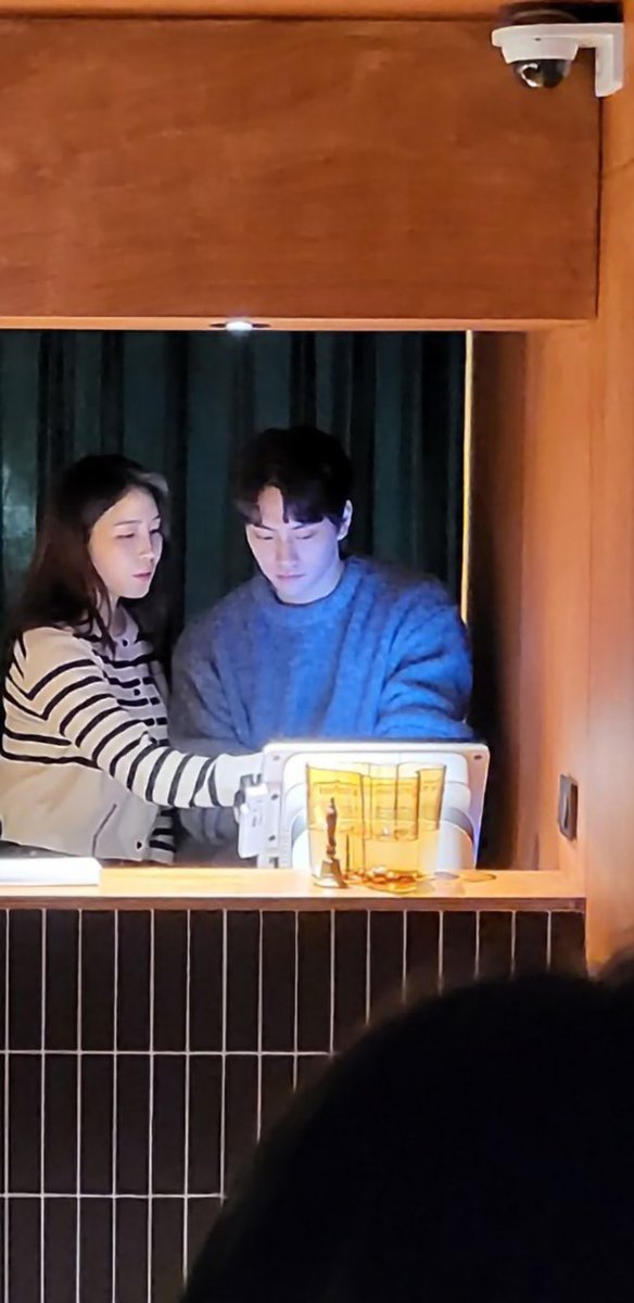 abogumn's tweet photo. hyungyu fell first and haeeun fell harder💗

we can imagine haeeun saying “what is ‘bored’? i’ll stay longer with my bae” as she waiting for hyungyu to finish his work😉
#TransitLove2 #Exchange2 https://t.co/xNpQQ9Bzp5