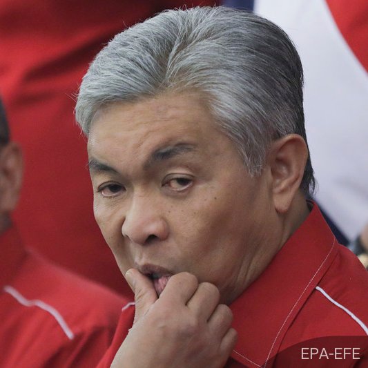 NewsBFM's tweet photo. UMNO’s Khairy Jamaluddin asserts that negotiations on the formation of a new government should not involve Zahid Hamidi.

“He may be President in name, but he has no moral authority left to decide on behalf of UMNO,” he says. https://t.co/nxR8JhFThk