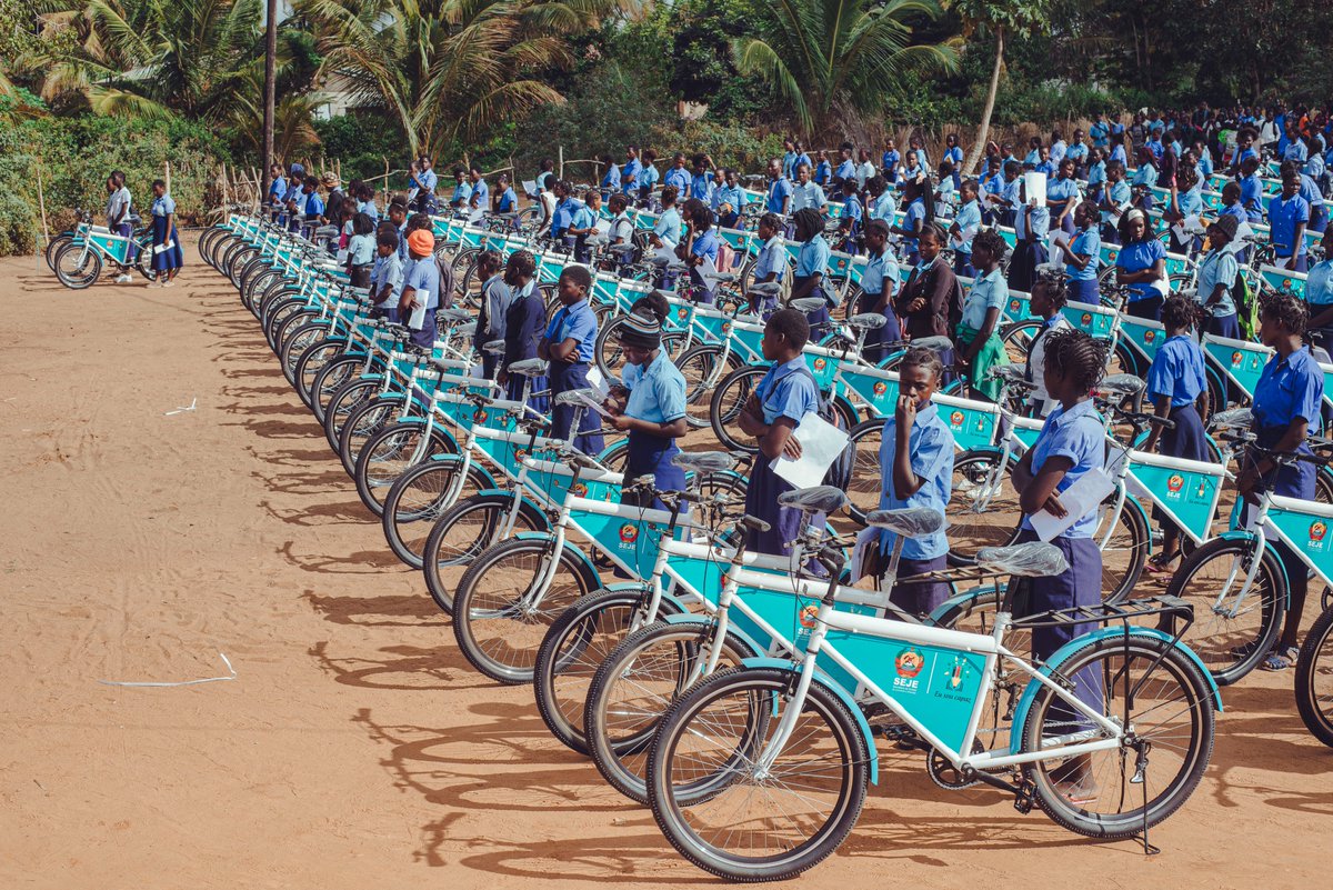 Mozambikes's tweet photo. Happy is how we see the 219 schoolgirls from Bandua Secondary School. Each of them received a bicycle, which will help them to have more incentive and focus in their studies.
#Mozambikes #SEJE #EuSouCapaz https://t.co/uGfPibHQOc