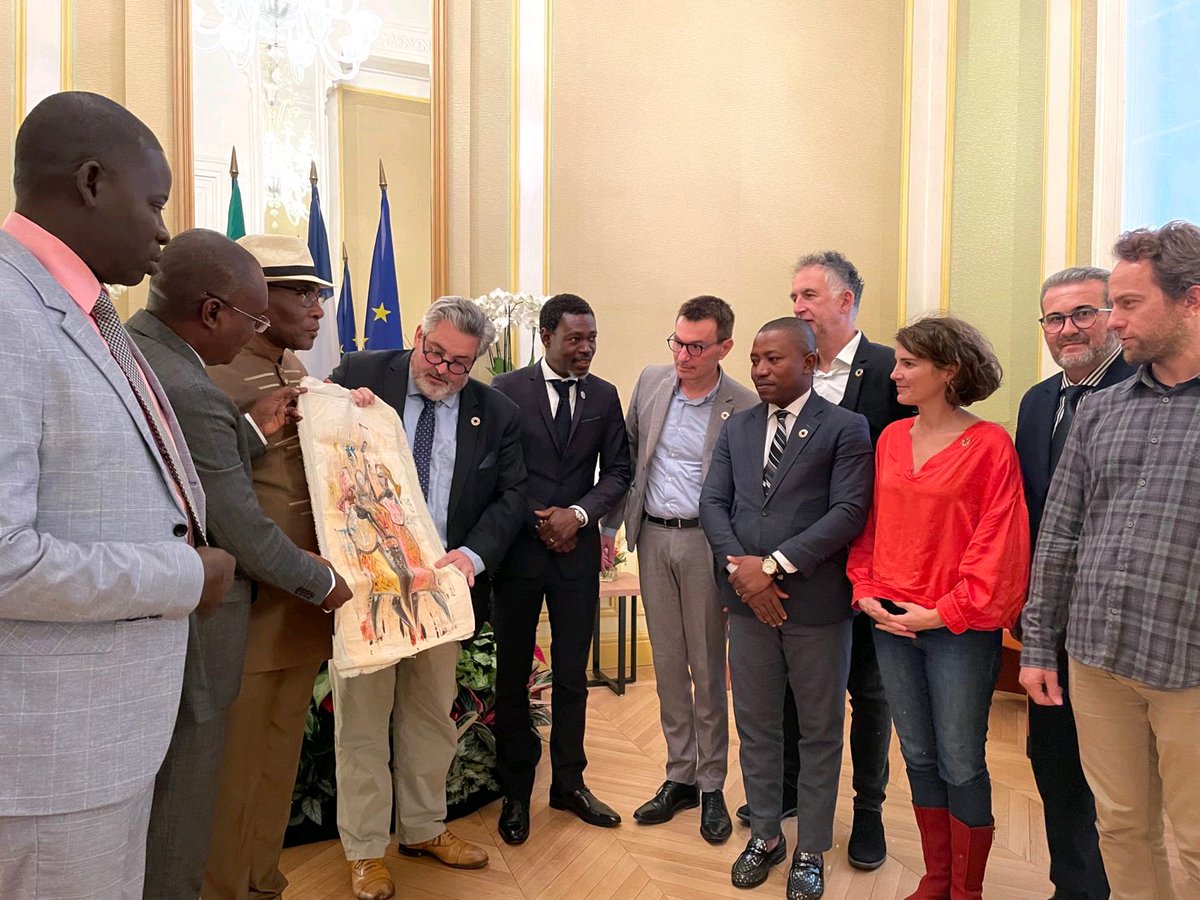 razak_oba's tweet photo. #CoopérationDécentralisée
 Rencontre  avec @olivierbianchi1 et les  maires de la vallée de l'ouémé au Bénin 🇧🇯 Fiers de porter le pin's de la candidature de #ClermontFerrand Capitale Européenne de la Culture 2028
Cap sur le Salon des maires et des collectivités locales #Paris https://t.co/CurkqZ8MsU