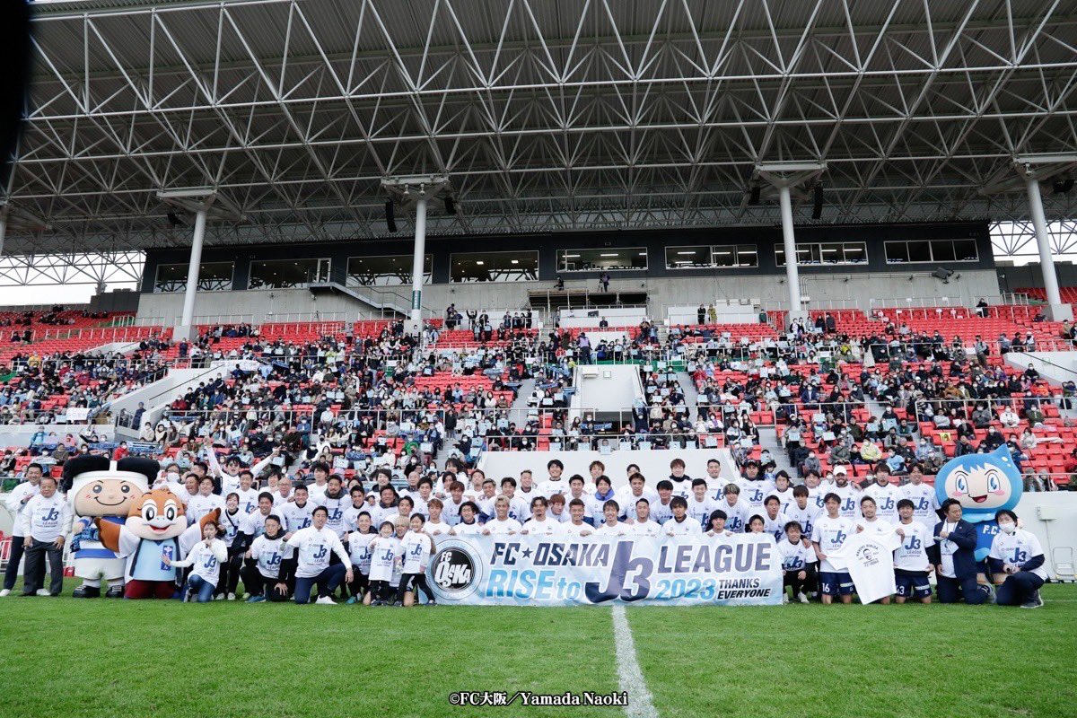 manabufooty's tweet photo. FC大阪に関わる全ての皆様J3入会おめでとうございます

当時23歳だった無名の若造を
ヘッドコーチとして呼んでくれて信頼してくれた塚さん
受け入れてくれて3年間我慢し信じてくれたクラブとクラブスタッフの皆様
若く大変優秀な現場スタッフ
素晴らしい素質を持った最高の選手達

有難うございました https://t.co/bVyakP7yFG
