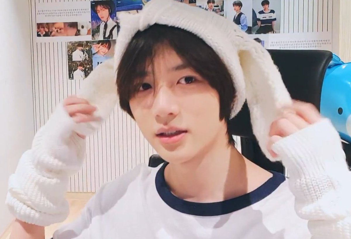 artofhappycat's tweet photo. twinning with my son beom 🐻✨ MOA selcaaa~

I can't get over this look of Beomgyu ~ so adorable 🥹✨💙🤍 saving in my heart!

#MOASelcaDay #MOASD #MSD #TOMORROW_X_TOGEHTER #BEOMGYU @TXT_members @TXT_bighit https://t.co/SHFc6hLCBg