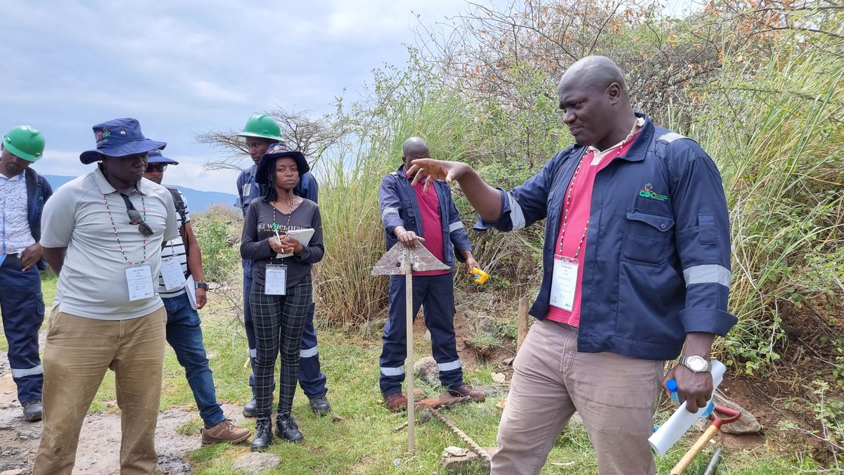 GDCKenya's tweet photo. Senior Geothermal Resource Assessment Engineer, Richmond Baraza (R) explains the process of setting up equipment to perform heat loss survey through conduction method. #GROGTPShortCourseVI https://t.co/9wYwhLvCDZ