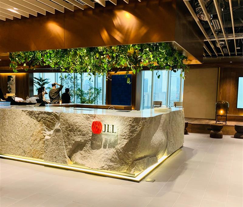 JLLNews_JP's tweet photo. JLLが提唱する「Future of Work」と新ブランドアイデア「See a brighter way 明るい未来へ」を具現化したJLL東京オフィスがオープニングを迎えました！従業員の健康と安全、サステナビリティ、人と人をつなぐ役割など５つの柱をもとにワークプレイスづくりを実施しています。https://t.co/ueNpnmD4ol https://t.co/z3RqTR9FNr
