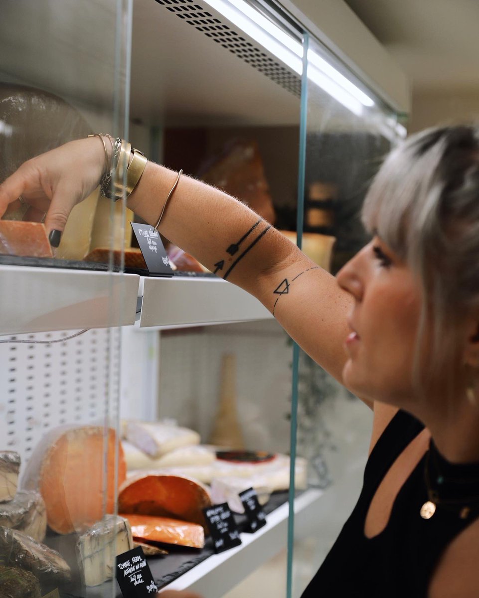 WoW_Agence's tweet photo. Shoot du nouveau terrain de jeu de Laure Traverso, jeune femme intrépide et entrepreneure dans l’âme. 
Le quartier des Antiquaires se pare d’une Cave à vins et fromagerie au sein du déjà très couru concept store Chez Laurette 🙌🏻

#Marseille https://t.co/QR80RwvD1r
