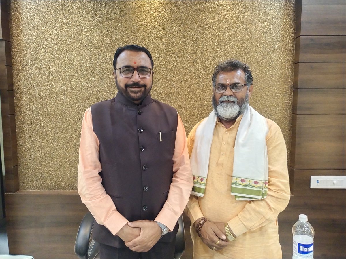 jayrambaba14's tweet photo. बुलढाणा लोकसभा मतदारसंघाचे आमचे मित्रतुल्य शिष्य *खासदार माननीय श्री प्रतापराव जाधव व मेहकर विधानसभा आमदार श्री संजय रायमुलकर* यांच्याशी भेट घेऊन समाजाच्या विविध मुद्द्यावर चर्चा करण्यासाठी भेट घेण्यात आली 💐
#Jaysewalal
#pratapraojadhav
#MLASanjayRaimulkar
#mehekar
#buldhana https://t.co/7kFTHrUfKx