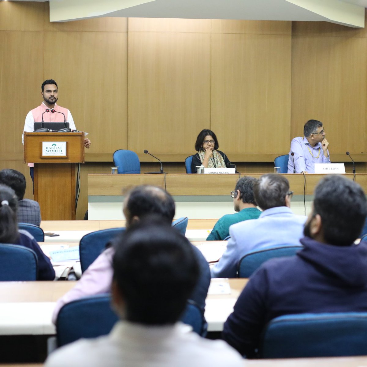 Ban multilayered plastics: <a href="/im_sidgsingh/">Siddharth Singh</a> at CSE's #NationalConclave as he shares the key findings of the new report – The Plastic Life-Cycle