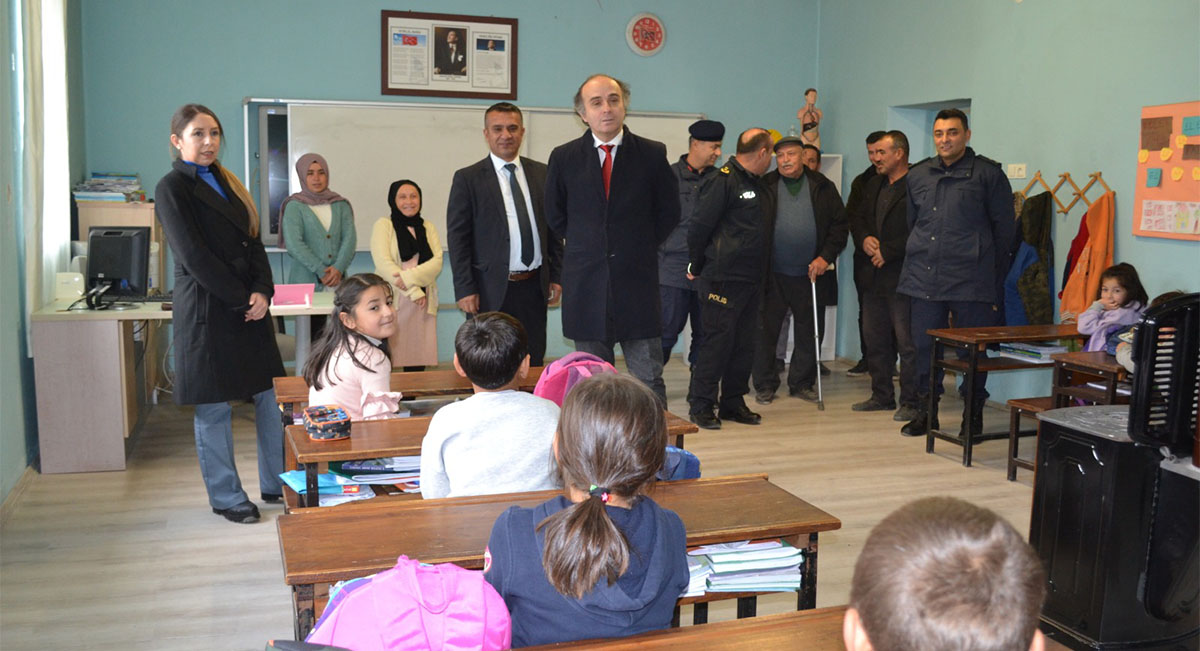 TCKorkuteli's tweet photo. İlçe Kaymakamı Sezgin Üçüncü AHENK Projesi kapsamında Kırkpınar İlkokulunu ziyaret etti. https://t.co/icSK7zVmYG https://t.co/6R6tVZbhUy