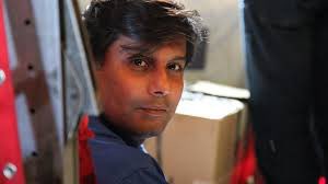 آخری دفعہ فون پر جب تم سے بات ہوئی تو تم نے وعدہ کیا تھا کہ تم جلد واپس آؤ گے اور میرے ساتھ مل کر یہ کیس لڑو گے۔تم نے کہا تھا ڈاکٹر اللہ پر بھروسہ رکھنا یہ مصیبت بھی جلد گزر جائے گی۔آج اسی مقدمے میں عدالت حاضر ہو رہا ہوں تو تمہیں تمہارا وعدہ یاد کروانا تھا-یار آ کر ایک جپھی دے جا