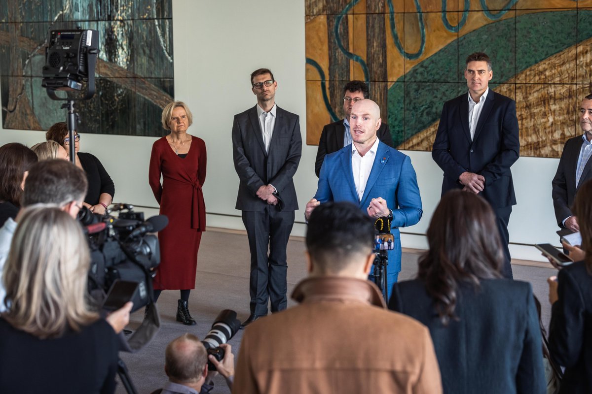 Then back to parliament to help @CHIA_News, <a href="/Sydney_Uni/">University of Sydney</a> &amp; <a href="/UNSW/">UNSW</a> launch a really important new report measuring Australia's unmet housing need.
1 in 15 Australian households are experiencing homelessness, overcrowding or rental stress.
communityhousing.com.au/chia-media-rel…