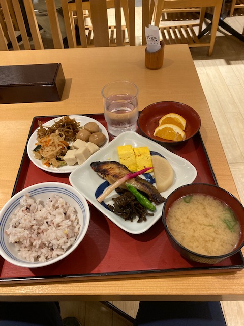 😊こんにちは～今日の昼食は🐟銀だらの西京焼き定食を食べました。なにげに高野豆腐がうまかった～やっぱり魚はうまいな～😍😍😍 ＃昼食 ＃魚定食