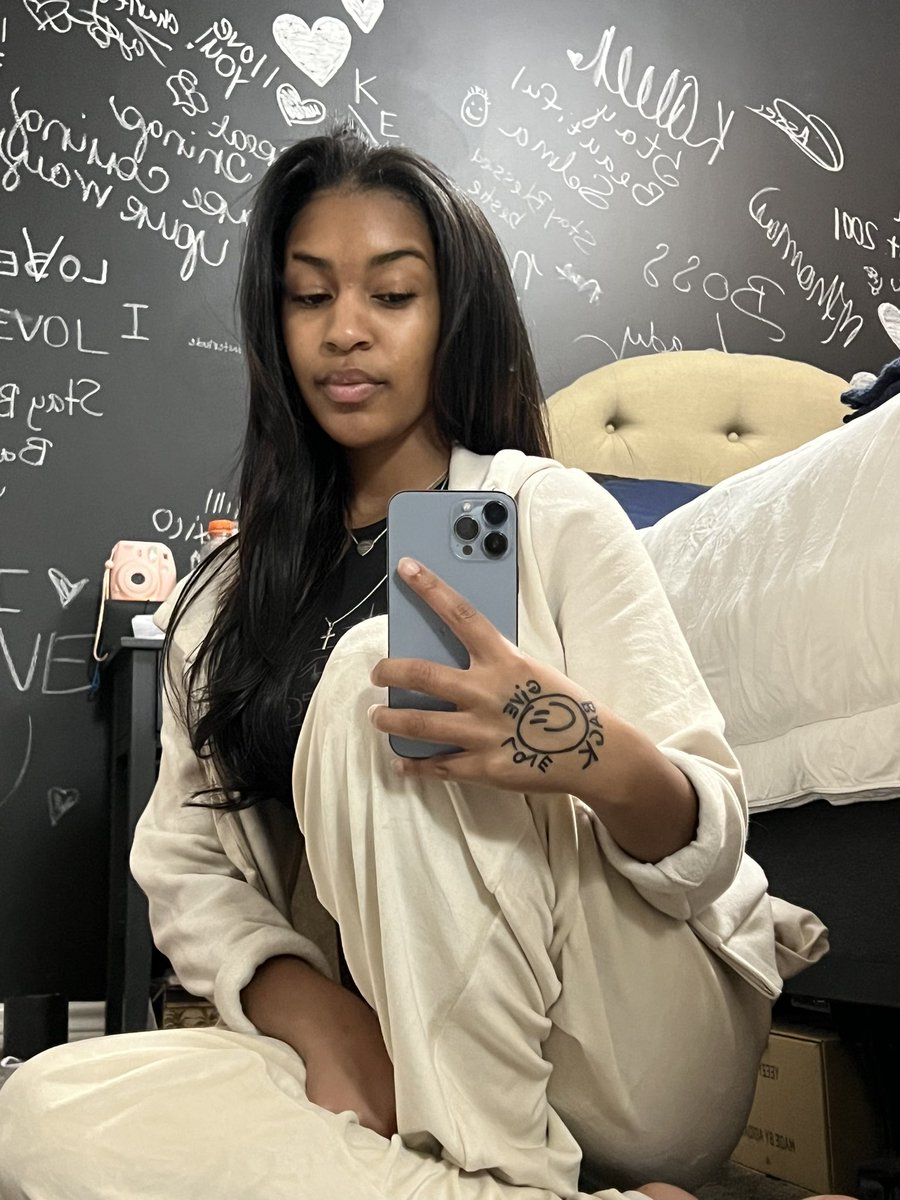 kelssqueen's tweet photo. just me &amp; my tape-ins lol https://t.co/z83XsD5pPB