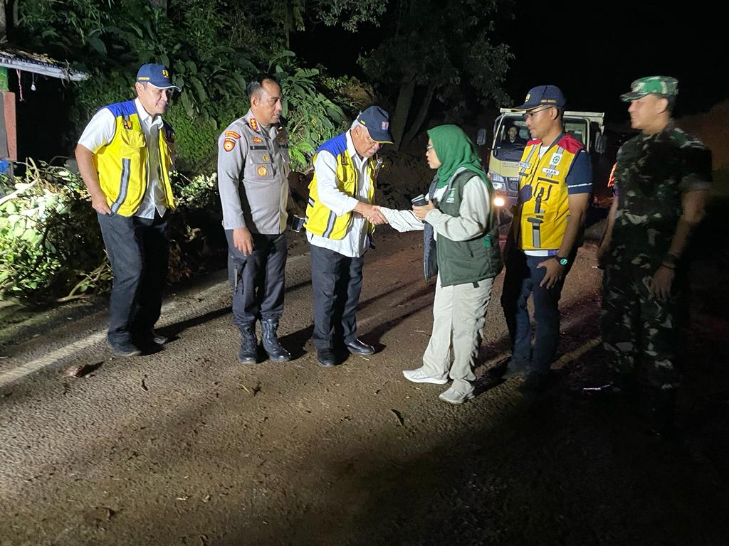 Pak Bas <a href="/KemenPU/">Kementerian PU</a>  dan Bu <a href="/nengeemofficiaI/">Neng Eem Marhamah ZH</a> <a href="/DPP_PKB/">DPP PKB</a> langsung bergerak dari hari pertama. Tanggap Bencana Gempa Cianjur #PrayForCianjur