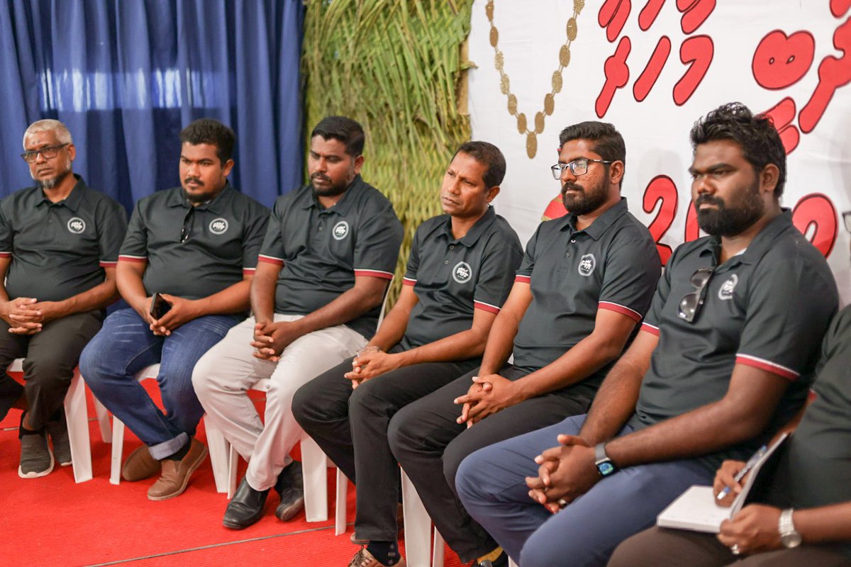 ހދ. އަތޮޅު ކައުންސިލްގެ މެންބަރުން، ނޭކުރެންދޫ ސްކޫލުގެ ސީނިޔަރ މެނޭޖްމަންޓާ ބައްދަލުކުރެއްވުން

މިބައްދަލުވުމުގައި ސްކޫލަށް ދިމާވާ ދަތިތަކާއި ކަންބޮޑުވުންތައް ހިއްސާކޮށް ދެފަރާތް ގުޅިގެން ޙައްލުކުރެވިދާނެ ގޮތްތަކާމެދު މަޝްވަރާ ކުރެވިފައިވޭ