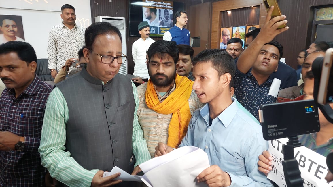 BJP4Bihar's tweet image. आज भाजपा प्रदेश कार्यालय, पटना में CTET-BTET शिक्षक अभ्यर्थियों के साथ माननीय प्रदेश अध्यक्ष डॉ @sanjayjaiswalMP ने संवाद किया और वर्तमान सरकार का बहाली प्रकिया पर उदासीन रवैया को समझा। गठबंधन सरकार यथाशीघ्र 1.15 लाख शिक्षकों की नियुक्ति करे।

भाजपा है तो, न्याय का विश्वास है!