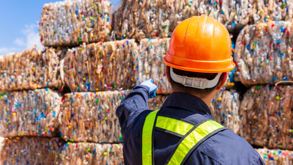 Hubbaltd's tweet photo. Business energy costs soaring? With soaring energy bills pushing up utility costs,  businesses are looking for new ways to save money.  Find out how here ⚡♻️ https://t.co/39iNHs5PR5 

#energycrisis #energynews #energybills #recycling https://t.co/Wlda3J3Zdu