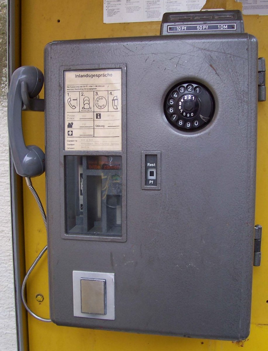 huettemann's tweet photo. R. I. P. #Telefonzelle! Du hast mir als Schüler mit einem Ur-Roaming 🇪🇺 Europa nahe gebracht, wenn ich mit 20 🇫🇷 Centimes für 1 🇩🇪 Deutsche Mark telefonieren konnte. Merci! #europeanmind https://t.co/ML1U1AwtcG