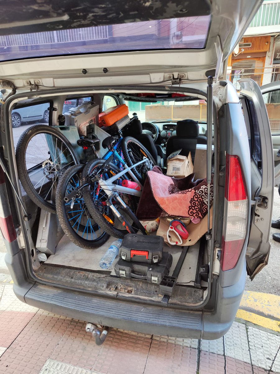 PoliciadeBurgos's tweet photo. Estos 56 objetos han sido incautados por agentes de la @PoliciadeBurgos a un varón de 25 años que los estaba vendiendo en la vía pública y no pudo acreditar su procedencia.
Si reconoces algo, persónate en comisaría de @policia.
Recuerda que hay que presentar denuncia, factura... https://t.co/GhYhy9wihk