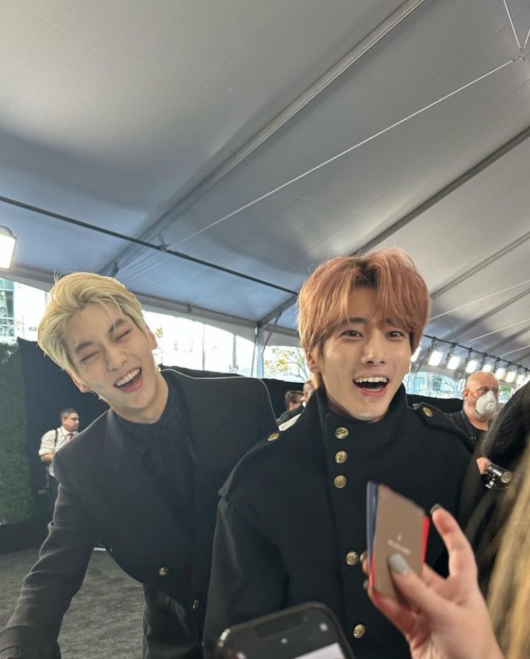 0X1_1304's tweet photo. this moa took photocards with them at the red carpet and got to take a photo with txt 🥺😭 https://t.co/nEqllTH57r