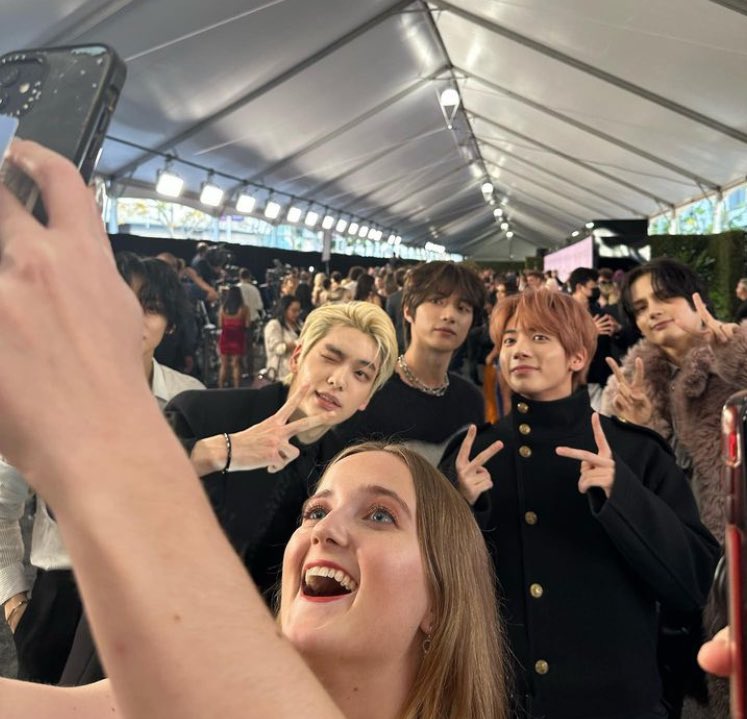 0X1_1304's tweet photo. this moa took photocards with them at the red carpet and got to take a photo with txt 🥺😭 https://t.co/nEqllTH57r