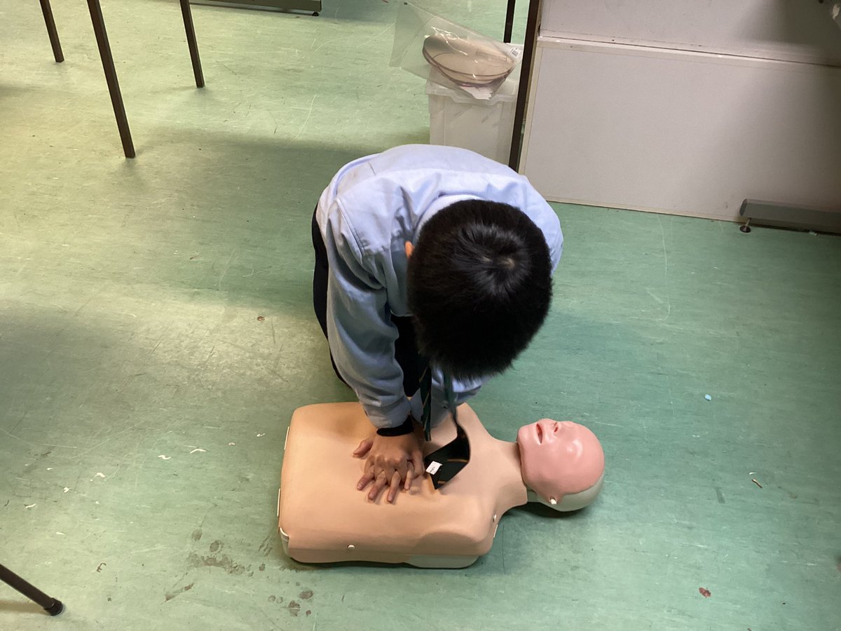 The Embley NHS Cadets were learning how to resuscitate an unresponsive, non breathing patient today. This is part of a 36 week course enabling cadets to learn about the roles within the NHS. #lifeskills #careers <a href="/EmbleyHampshire/">Embley</a> <a href="/EmbleyHead/">Headmaster</a> @EmbleyDeputy <a href="/UHSFT/">University Hospital Southampton 💙</a> <a href="/stjohnambulance/">St John Ambulance England</a>