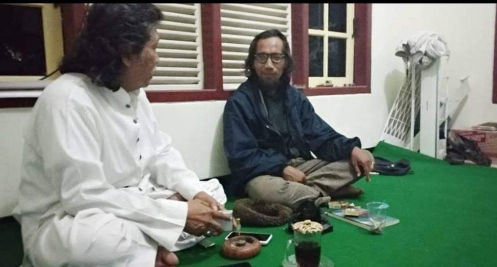 Saya belajar dari Cak Nun jika diserang fitnah. Banjir fitnah ke Cak Nun, luar biasa tapi dia tetap tenang dan para pemfitnah banyak yang tumbang.
 
Salah satu dedengkot pemfitnah Cak Nun itu Si Kafir Butet.