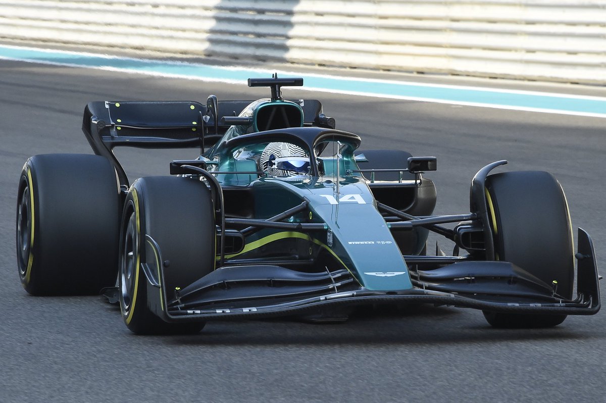 AlbertFabrega's tweet photo. Ya está Alonso rodando con el Aston Martin sin marcas por temas contractuales. También está en el test @PedrodelaRosa1 , nuevo embajador del equipo

Alonso already driving the unbrabded Aston Martin. Also Pedro de la Rosa is in the test, the new team ambassador 
📷 @PressRacing https://t.co/lxKuNBoWIT