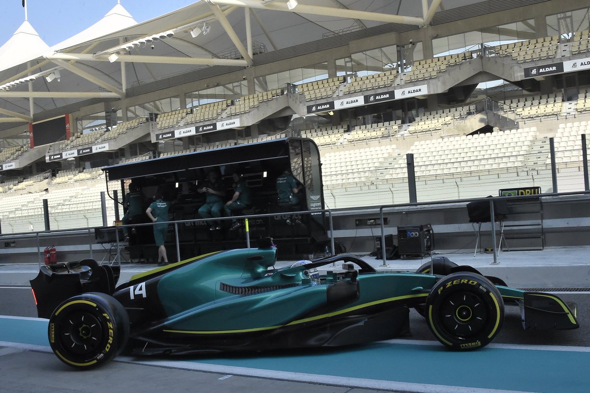 AlbertFabrega's tweet photo. Ya está Alonso rodando con el Aston Martin sin marcas por temas contractuales. También está en el test @PedrodelaRosa1 , nuevo embajador del equipo

Alonso already driving the unbrabded Aston Martin. Also Pedro de la Rosa is in the test, the new team ambassador 
📷 @PressRacing https://t.co/lxKuNBoWIT