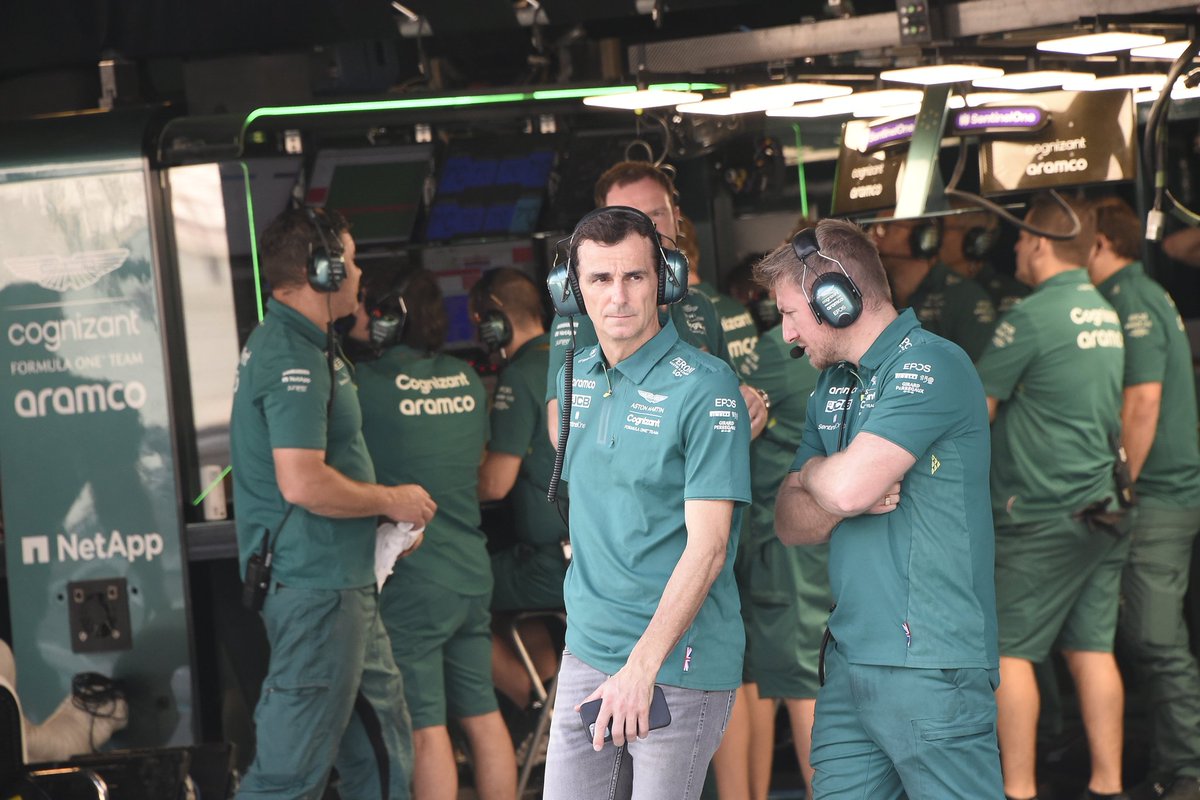 AlbertFabrega's tweet photo. Ya está Alonso rodando con el Aston Martin sin marcas por temas contractuales. También está en el test @PedrodelaRosa1 , nuevo embajador del equipo

Alonso already driving the unbrabded Aston Martin. Also Pedro de la Rosa is in the test, the new team ambassador 
📷 @PressRacing https://t.co/lxKuNBoWIT