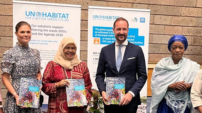 MaimunahSharif's tweet photo. It was my greatest pleasure to launch our report on the informal waste and recovery sector '#LeaveNoOneBehind' in the presence of His Royal Highness, Crown Prince Haakon of #Norway, and Her Royal Highness Crown Princess Victoria of #Sweden. https://t.co/vROln4jj9s
