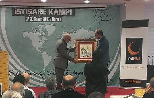 Bir davanın yeşermesinde ve yükselmesinde vitrinde olanlardan daha çok emeği olanlar görünmeyen öncüleridir.İşte böyle bir âlim, İsmail Lütfi Çakan hocamızın tanımı ile “Militan Şeyhimiz” <a href="/YediHilal/">YediHilal</a> Akil adamlar Heyetimizden, Raşit Küçük Hocamız Hakk’a yürümüştür.
Rahmet olsun.