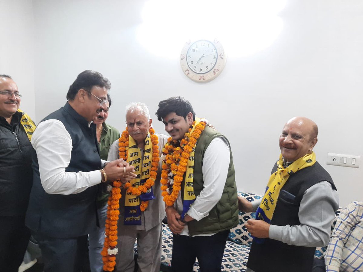 SKBagga2's tweet photo. वार्ड 209 में प्रत्याशी शिव दत्त कौशिक के साथ प्रचार में.

#MCDMeinBhiKejriwal https://t.co/2tohnPxJjH