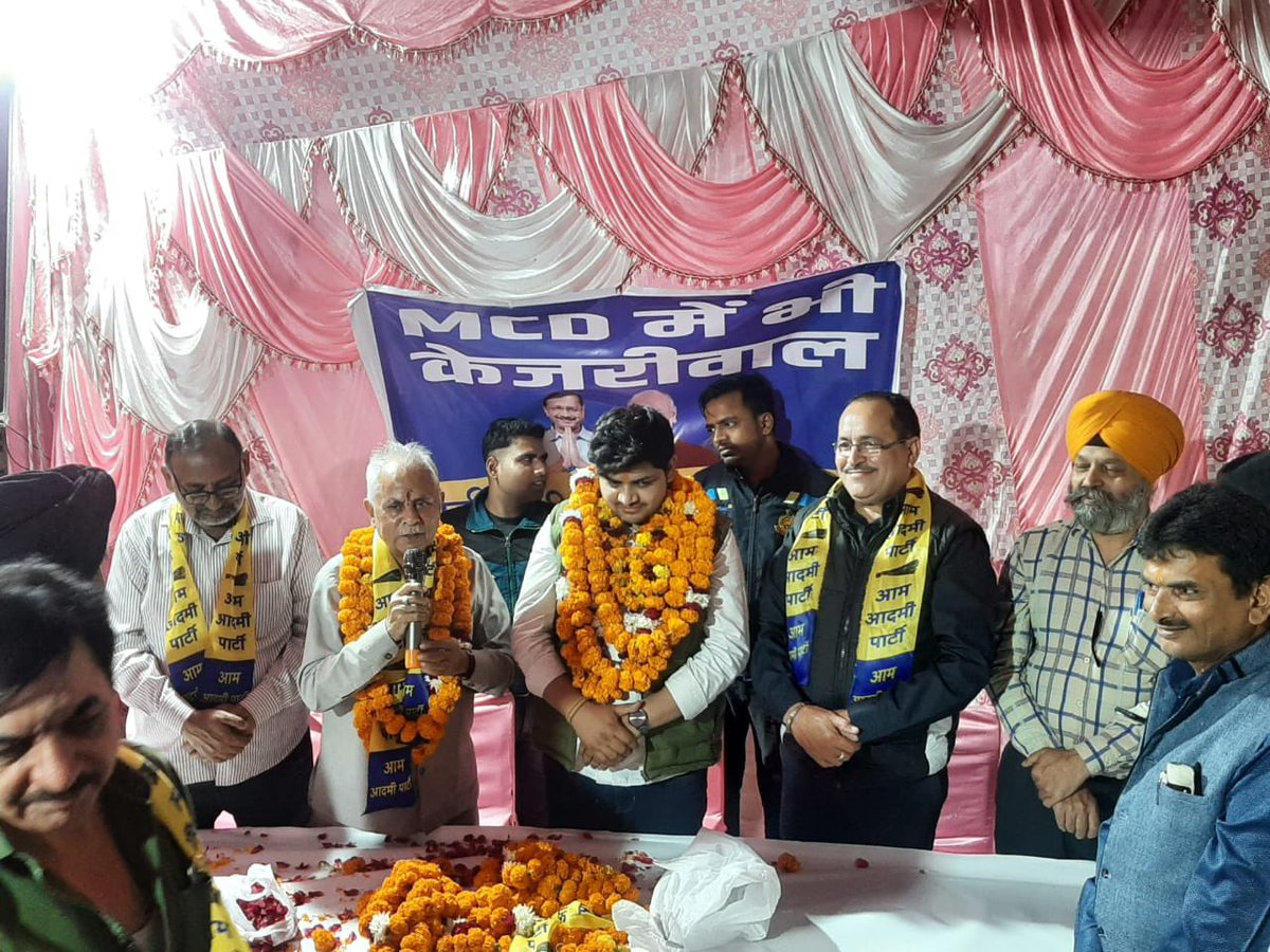SKBagga2's tweet photo. वार्ड 209 में प्रत्याशी शिव दत्त कौशिक के साथ प्रचार में.

#MCDMeinBhiKejriwal https://t.co/2tohnPxJjH