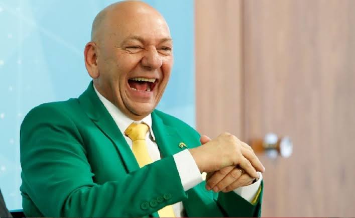 O Luciano Hang vai cumprir a palavra?   
"Não quero morar em um país comunista. Quando o Lula tomar posse, vou embora do Brasil"