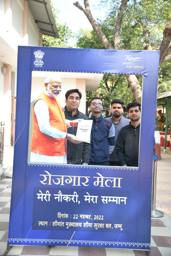 Sh <a href="/KPGBJP/">Krishan Pal Gurjar</a> , Hon'ble union cabinet minister during #RozgarMela held at <a href="/bsf_jammu/">BSF JAMMU</a>  FTR distributed appointment letters to newly inducted appointees in various central Govt departments.
#BSF 
#KarmayogiPrarambh