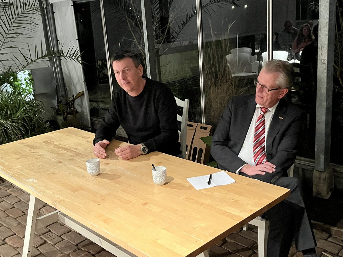 ltozuid's tweet photo. Eerste ledenavond van het winterseizoen met burgemeester @GerritJanGorter en wethouder Ernst Bron van @gemzeewolde Tal van onderwerpen kwamen aan bod en boeiende discussies. https://t.co/8Owfvpo9YN