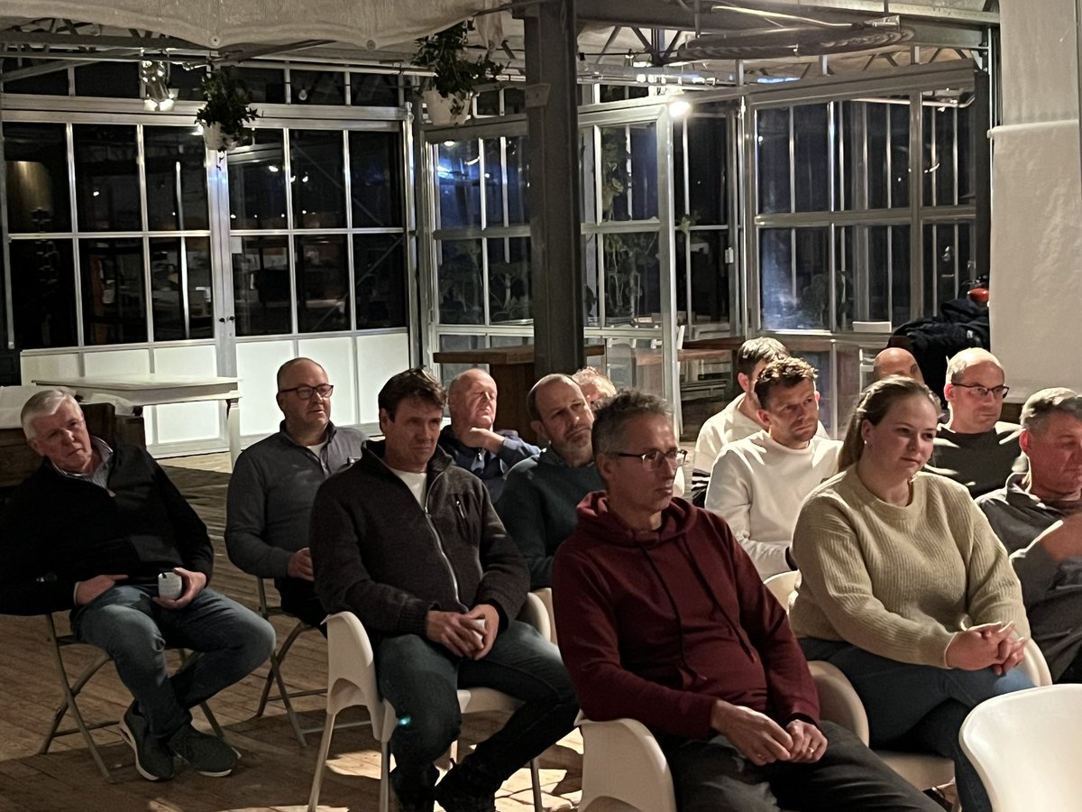 ltozuid's tweet photo. Eerste ledenavond van het winterseizoen met burgemeester @GerritJanGorter en wethouder Ernst Bron van @gemzeewolde Tal van onderwerpen kwamen aan bod en boeiende discussies. https://t.co/8Owfvpo9YN